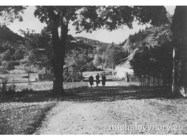 Cesta kolem památné lípy u Čiperky. Lípa je napravo mimo fotku vlevo (také mimo) stojí dnes rozbořená hájovna napravo dále jsou domy ze kterých jsou dnes vidět jen základy