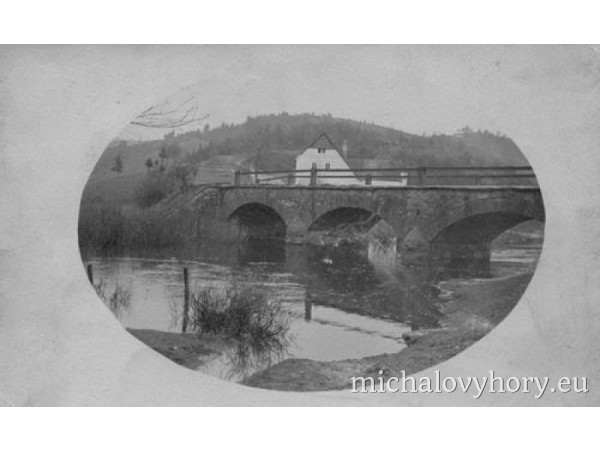 Starý kamenný most. Byl v 80. letech nahrazen novým. Kdyby přišla velká voda, tak jak jí pamětníci vzpomínají, nestačil by prý ten nový pobrat všechnu vodu a ta by zaplavila náměstí