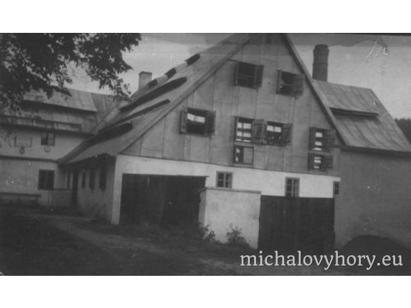 Budova papírny. Víte proč má komín? I když byla na vodu, pro jistotu zde Altmannovi na konci 19. století zabudovali parní stroj, který později poháněl i elektrocentrálu. A ten potřeboval někudy kouřit