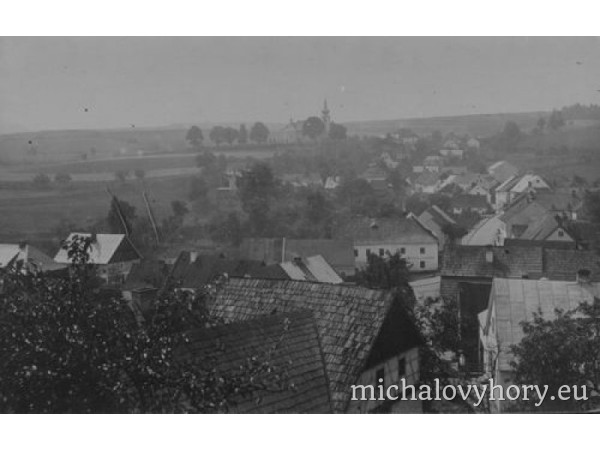 Pohled přes střechy ke kostelu