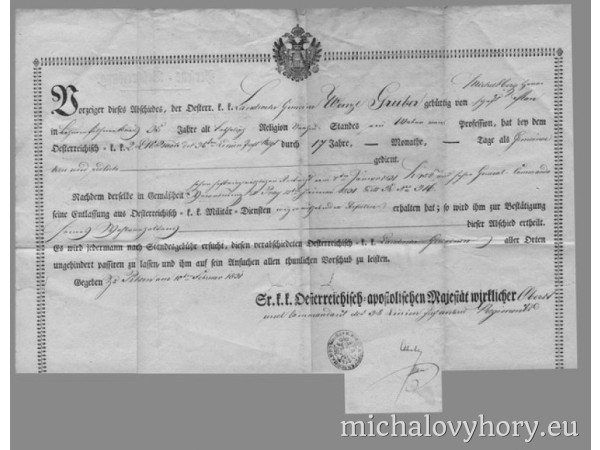 Propouštěcí dekret z armády z roku 1831, kterým se Wenzl Gruber propouští od pětatřicátníků z Plzně, kde si jako obyčejný pěšák odkroutil přesně 17 let! Jak napovídá popis vpravo nahoře, byl z Michalových Hor