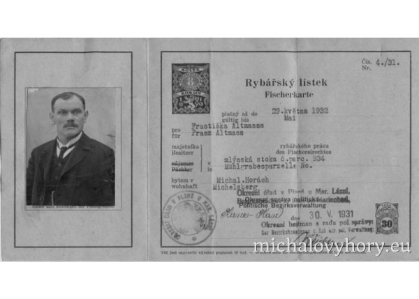 ...a rybářský lístek starého pana Altmanna z roku 1931 pro revír Mlýnská stoka. Je zajímavé, že lístek má číslo 4, i když je vydán na konci května. Buď se fiskální rok nekryl s kalendářním, nebo se legálně moc nechytalo