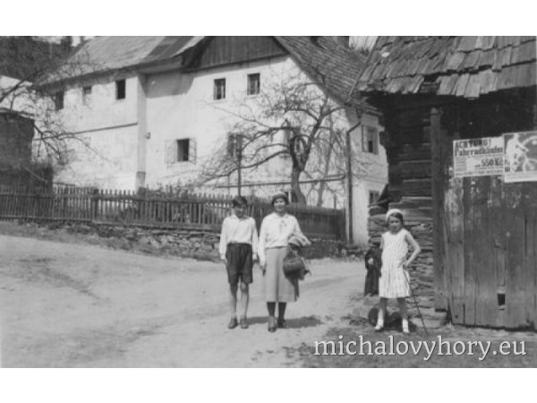 Nevím, kdo je to zde v roce 1933 vyfocen, ale za povšimnutí stojí plakát na kůlně za nimi nabízející jízdní kola za 550,- a dům v pozadí, ...