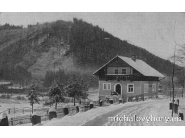 Stavení, které stojí dodnes pod Lazurovým vrchem při cestě z Dolního Kramolína na Výškovice