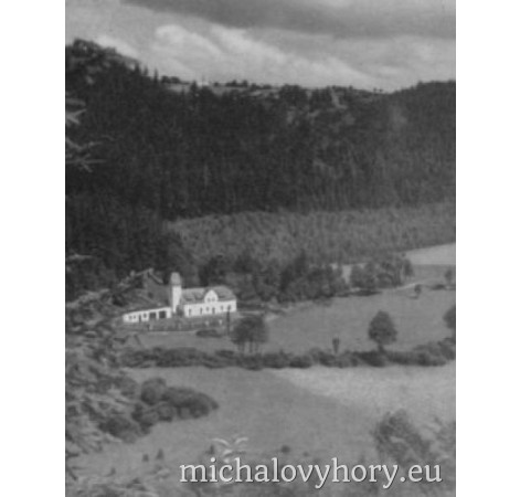 Tatáž elektrárna z protějšího svahu