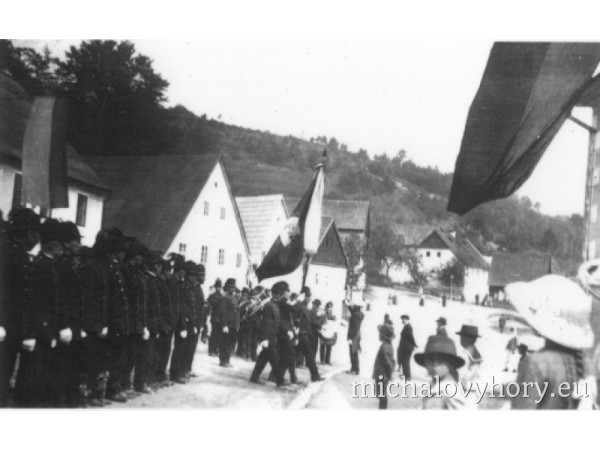 Vystoupení veteránů z roku 1918. Vedle vlajkonoše pochoduje velitel - dědeček pana Altmanna